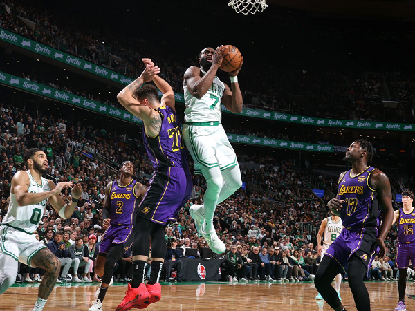 Jaylen Brown akui kondisi lututnya belum fit 100 persen.