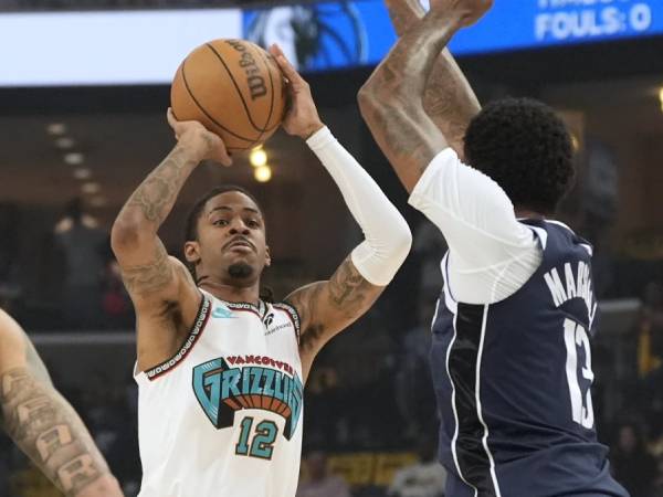 Ja Morant (kiri) mencetak 22 poin saat Memphis Grizzlies menang meyakinkan 120-106 atas tim tamu Dallas Mavericks di laga final play-in pada Jumat (18/4). (Foto: AP)