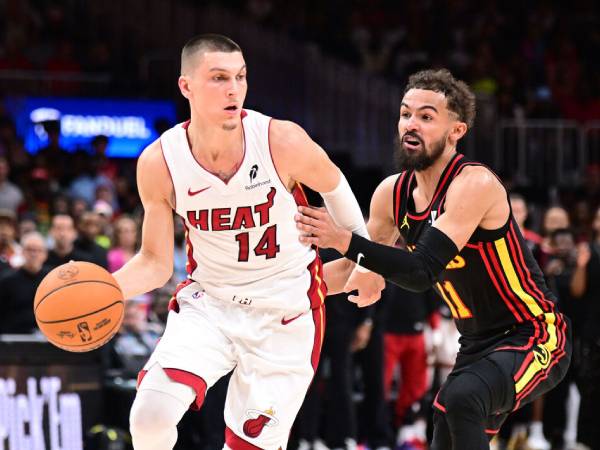 Tyler Herro (kiri) mencetak 30 poin saat Miami Heat melaju ke babak playoff NBA dengan kemenangan 123-114 atas Atlanta Hawks pada laga final play-in Wilayah Timur, Jumat (18/4) malam. (Foto: AP)