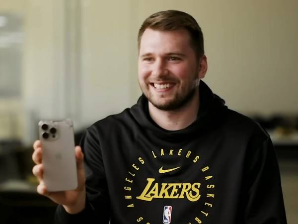 Luka Doncic menunjukkan telepon genggamnya yang rusak gara-gara dia lempar setelah mengetahui dirinya dilego ke Lakers. (Foto: Youtube)