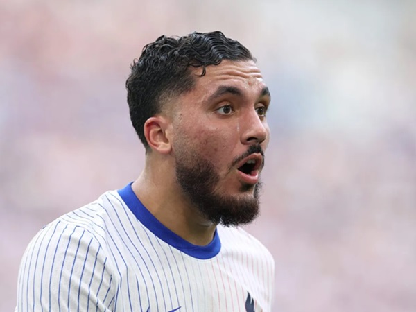 Real Madrid Memantau Perkembangan Masa Depan Penyerang Lyon