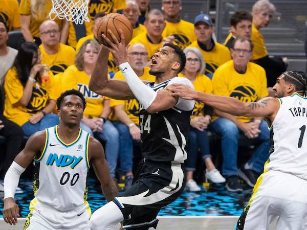 Giannis Antetokounmpo (tengah) mencetak 36 poin dan 12 rebound, namun tidak ada pemain Bucks lain yang mencetak lebih dari 15 poin. (Foto: AP)