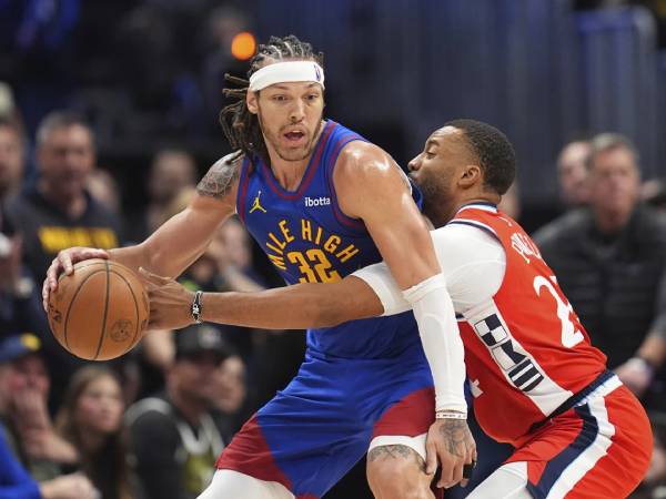Aaron Gordon (kiri) mencetak 25 poin saat tuan rumah Denver Nuggets mengalahkan Los Angeles Clippers 112-110 pada Game 1 seri playoff putaran pertama mereka pada hari Sabtu (19/4). (Foto: AP)
