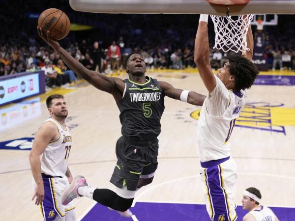 Anthony Edwards (kiri) mencetak 22 poin saat tim tamu Minnesota Timberwolves meraih kemenangan 117-95 atas Los Angeles Lakers pada pertandingan pembuka putaran pertama playoff Wilayah Barat pada Sabtu (19/4). (Foto: AP)