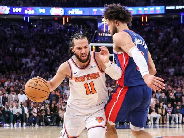 Jalen Brunson (kiri) mencetak 34 poin saat New York Knicks menang 123-112 atas tim tamu Detroit Pistons di Game 1 seri putaran pertama playoff Wilayah Timur pada Sabtu (19/4). (Foto: AP)