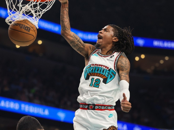 Ja Morant harus berjuang melawan cedera saat bermain melawan Mavericks.