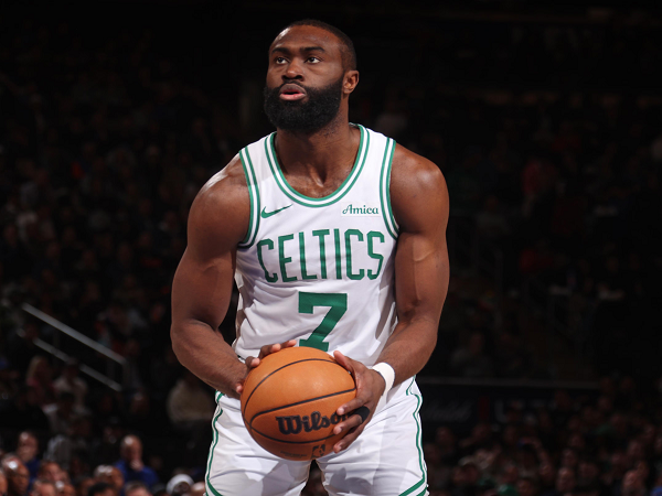 Joe Mazzulla tegaskan Jaylen Brown sudah siap bermain di babak playoff.