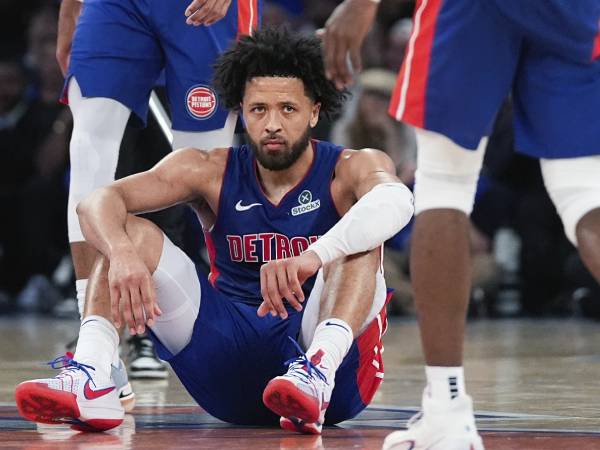 Bintang Detroit Pistons Cade Cunningham hanya memasukkan 8 dari 21 tembakan dan melakukan enam turnover dalam debutnya di playoff. (Foto: AP)