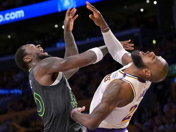 LeBron James (kanan) terpental setelah terkena sikut pemain Minnesota Timberwolves Julias Randle. (Foto: AP)
