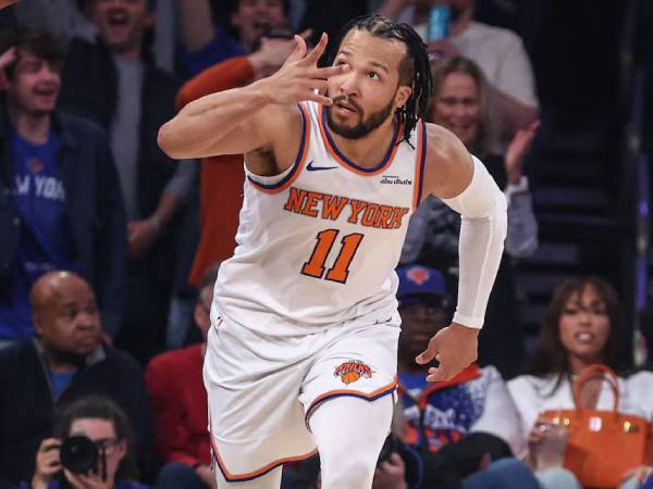 Pergelangan kaki sempat terkilir, Jalen Brunson kembali dan memimpin New York Knicks melakukan laju 21-0 yang menakjubkan di kuarter keempat. (Foto: AP)