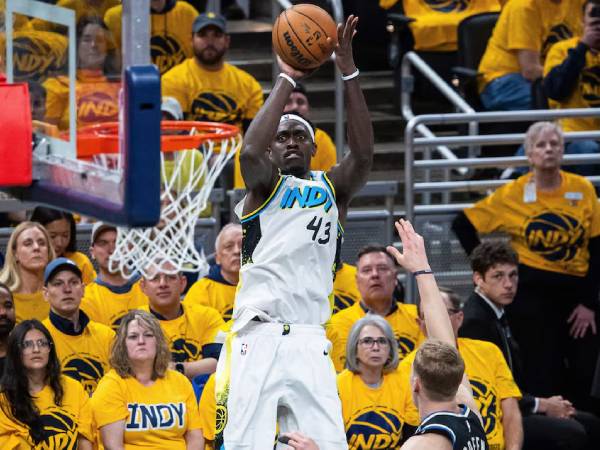Pascal Siakam memasukkan 10 dari 15 tembakan dari lapangan saat Indiana Pacers unggul besar 117-98 atas Milwaukee Bucks pada Game 1 putaran pertama playoff Wilayah Timur pada Sabtu (19/4). (Foto: AP)