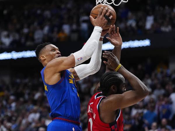 Agresi Russell Westbrook di kedua ujung lapangan membantu mengubah permainan menjadi menguntungkan Denver. (Foto: AP)