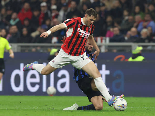 Santiago Gimenez Butuh Pelapis, AC Milan Incar Striker Baru Musim Panas Ini