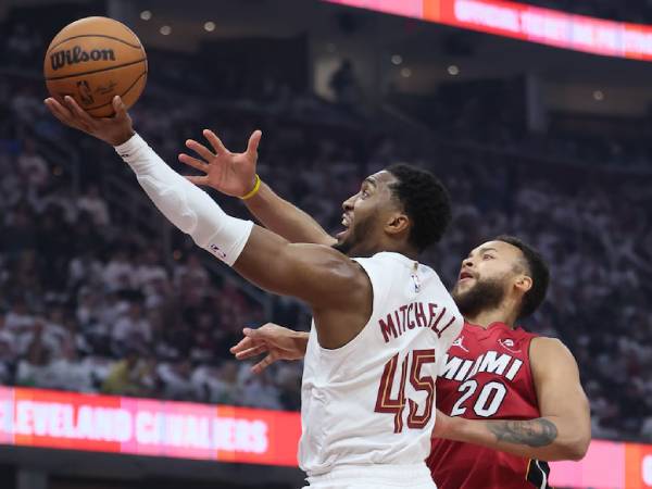 Donovan Mitchell (kiri) mencetak 30 poin saat Cleveland Cavaliers meraih kemenangan 121-100 atas tim tamu Miami Heat pada Game 1 di putaran pertama playoff Wilayah Timur, Minggu (20/4). (Foto: AP)