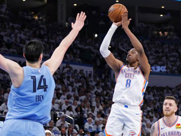 Jalen Williams (kanan) mencetak 20 poin saat Oklahoma City Thunder meraih kemenangan 131-80 atas tim tamu Memphis Grizzlies dalam Game 1 di putaran pertama playoff Wilayah Barat pada Minggu (20/4).