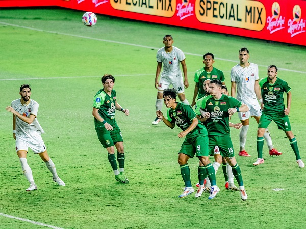 Persebaya Surabaya rebut kemenangan penting di Derby Suramadu