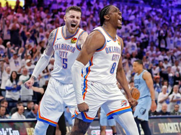 Jalen Williams (kanan) melakukan selebrasi saat Thunder menggulung Greizzlies di game 1 pada Minggu (20/4). (Foto: AP)