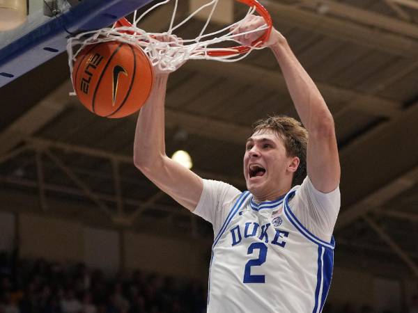 Cooper Flagg adalah Pemain Terbaik Nasional secara konsensus dan menjadi mahasiswa freshman keempat yang memenangkan Wooden Award. (Foto: AP)