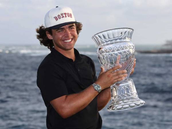 Garrick Higgo berpose dengan trofi Corales Puntacana Championship. (Foto: Golf Digest)