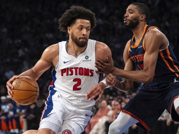 Cade Cunningham (kiri) mencetak 33 poin saat tim tamu Detroit Pistons menang 100-94 atas New York Knicks di Game 2 putaran pertama playoff Wilayah Timur pada Senin (21/4) malam (Foto: AP).