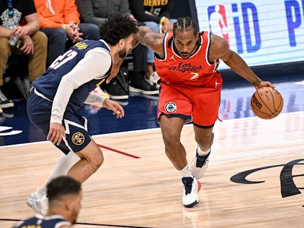 Kawhi Leonard (kanan) mencetak 39 poin saat tim tamu Los Angeles Clippers mengalahkan Denver Nuggets 105-102 pada hari Senin (21/4) di Game 2 pada putaran pertama playoff Wilayah Barat. (Foto: AP)