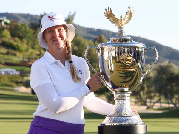 Ingrid Lindblad berpose dengan trofi JM Eagle LA Championship. (Foto: Golf Digest)