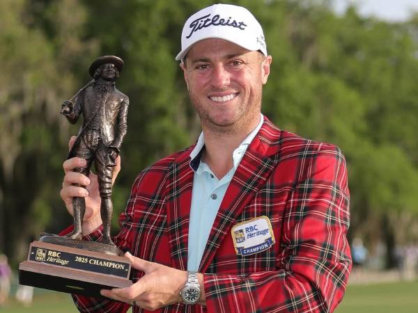 Justin Thomas berpose dengan trofi RBC Heritage. (Foto: Golf Digest)