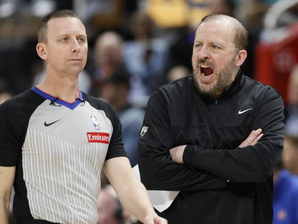 Pelatih New York Knicks Tom Thibodeau (kanan) mengatakan lemparan bebas seharusnya ada lebih banyak lagi untuk timnya. (Foto: AP)