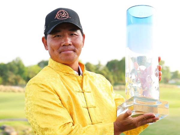 Wu Ashun berpose dengan trofi China Open. (Foto: Golf Digest)