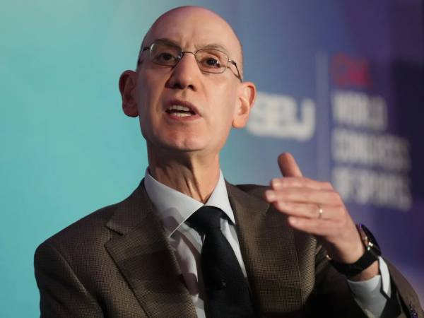Komisioner NBA Adam Silver berbicara kepada media pada Selasa (22/4) di Kongres Olahraga Dunia CAA. (Foto: AP)