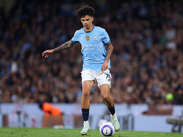Bersinar di Bek Sayap, Pep Guardiola Lihat Nico O'Reilly Sebagai Gelandang
