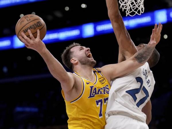 Luka Doncic (kiri) mencetak 31 poin saat Los Angeles Lakers menang 94-85 atas tim tamu Minnesota Timberwolves pada Selasa (22/4). (Foto: AP)