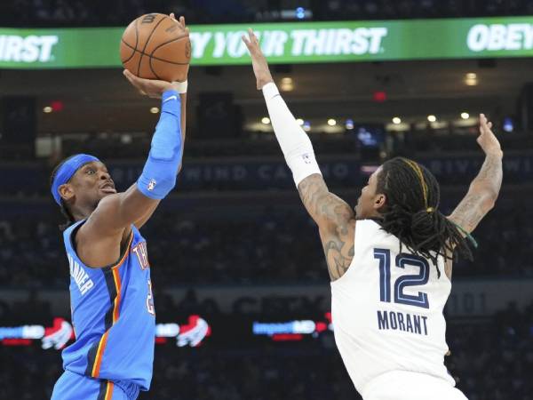 Shai Gilgeous-Alexander (kiri) mencetak 27 poin saat Oklahoma City Thunder menang atas tim tamu Memphis Grizzlies 118-99 pada Selasa (22/4). (Foto: AP)