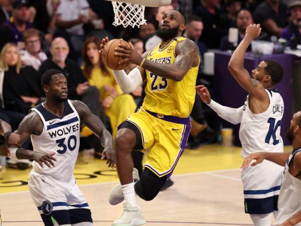 Bintang Los Angeles Lakers LeBron James (tengah) mengatakan timnya “merespons dengan cara yang benar." (Foto: AP)
