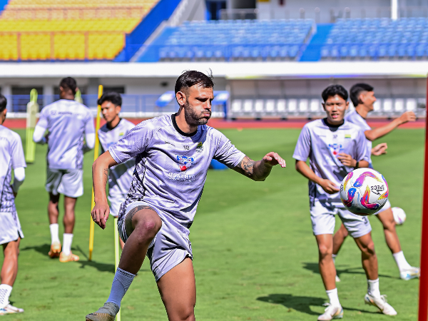 Gelandang Persib, Tyronne del Pino