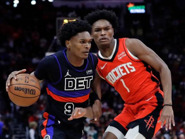 Amen (kiri) dan Ausar Thompson dalam sebuah pertandingan. (Foto: AP)