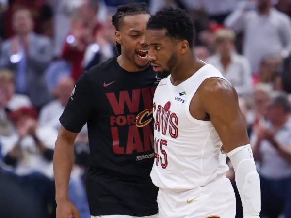 Donovan Mitchell (kanan) tampil lebih ganas di babak playoff ketimbang di musim regular. (Foto: AP)