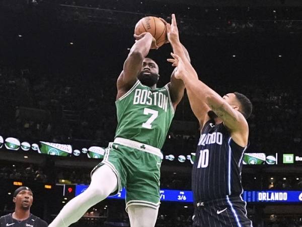 Jaylen Brown (kiri) mencetak 36 poin saat Boston Celtics mengalahkan tim tamu Orlando Magic 109-100 pada Rabu (23/4) di Game 2 dari seri putaran pertama playoff Wilayah Timur. (Foto: AP)
