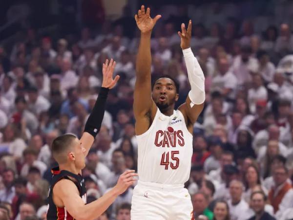 Donovan Mitchell (kanan) mencetak 30 poin saat Cleveland Cavaliers menang 121-112 atas tim tamu Miami Heat pada Rabu (23/4) di Game 2 dari seri putaran pertama playoff Wilayah Timur.