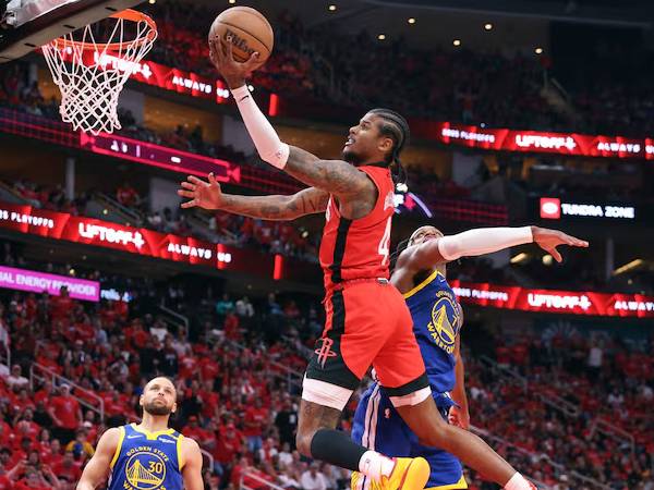 Jalen Green (kiri) mencetak 38 poin saat Houston Rockets menang 109-94 atas tim tamu Golden State Warriors di Game 2 dalam seri putaran pertama playoff Wilayah Barat, Rabu (23/4). (Foto: AP)