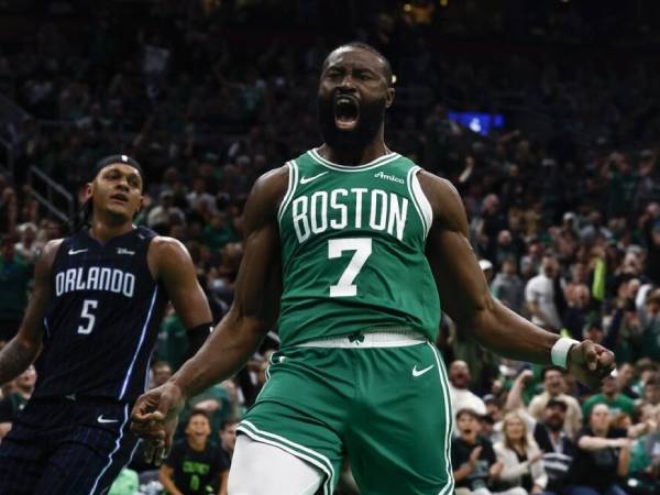 Jaylen Brown mengatakan kepada pelatih Joe Mazzulla bahwa ia akan melakukan apa pun untuk mengamankan kemenangan di Game 2. (Foto: AP)