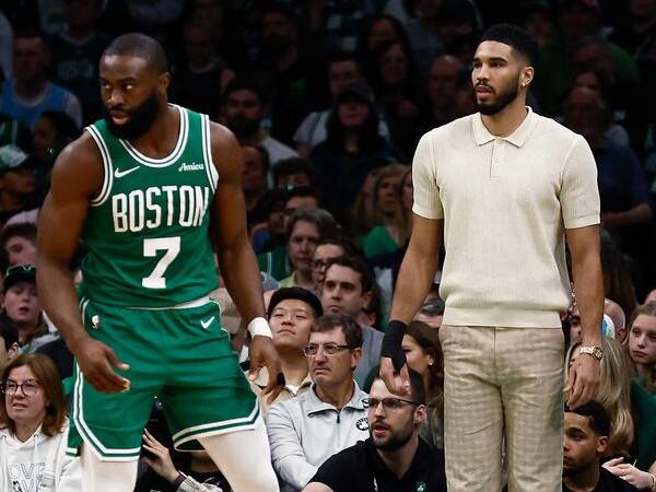 Jayson Tatum (kanan) absen setelah bermain dalam 114 pertandingan playoff selama delapan musim bersama Celtics. (Foto: AP)