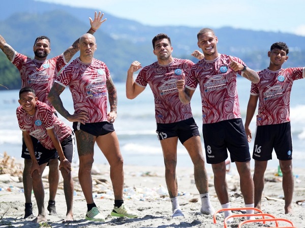 PSBS Biak berlatih di pantai untuk jaga kebugaran pemain