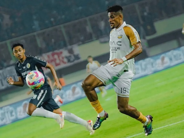 Gelandang Dewa United FC, Ricky Kambuaya
