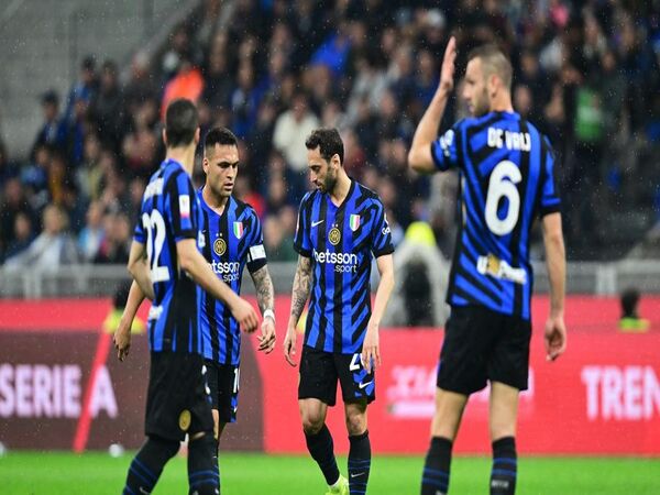 Para pemain Inter Milan tampak tertunduk lesu usai dibantai AC Milan 0-3 di leg kedua semifinal Coppa Italia dini hari tadi (24/4) / via Getty Images