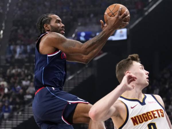 Kawhi Leonard (kiri) mencetak 21 poin saat Los Angeles Clippers memimpin seri dengan skor 2-1 berkat kemenangan meyakinkan 117-83 atas Denver Nuggets pada Kamis (24/4) malam di Inglewood, Calif. (Foto: AP)