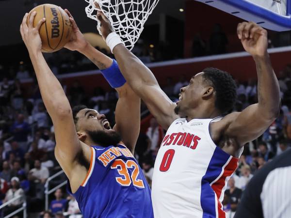 Karl-Anthony Towns (kiri) mencetak 31 poin saat tim tamu New York Knicks menang 118-116 atas Detroit Pistons pada hari Kamis (24/4) di Game 3 seri putaran pertama playoff Wilayah Timur. (Foto: AP)