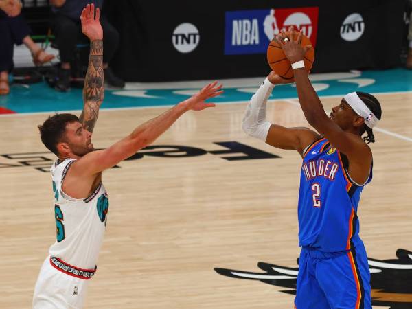 Shai Gilgeous-Alexander (kanan) mencetak 31 poin saat Oklahoma City Thunder meraih kemenangan 114-108 atas Memphis Grizzlies pada Kamis (24/4) dan unggul 3-0 dalam seri putaran pertama playoff Wilayah Barat. (Foto: AP)