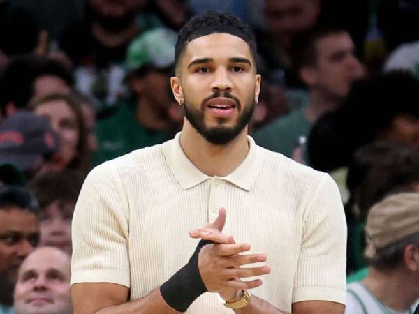 Dengan pergelangan tangan dibalut, Jayson Tatum terlihat menonton penampilan Celtics di Game 2 versus Magic. (Foto: AP)