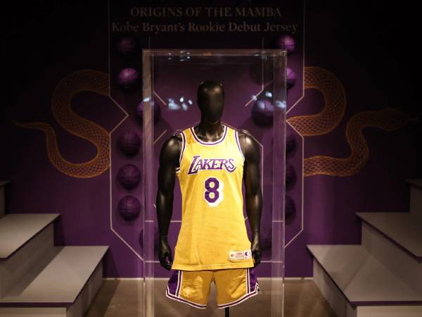 Jersey debut NBA Kobe Bryant menjadi yang termahal di antara memorabilia Kobe lainnya. (Foto: AP)